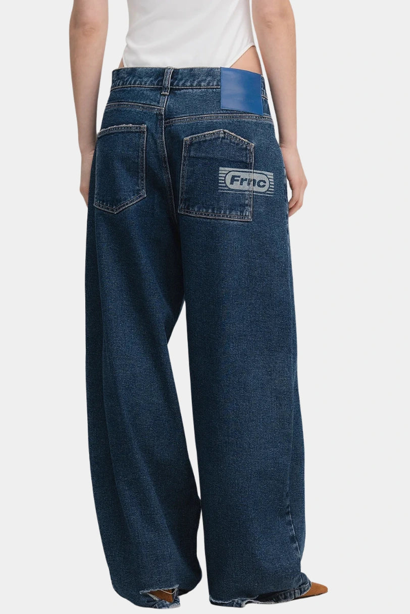 Calça Room Francesca jeans azul lavagem média modelagem ampla de perna larga nas costas