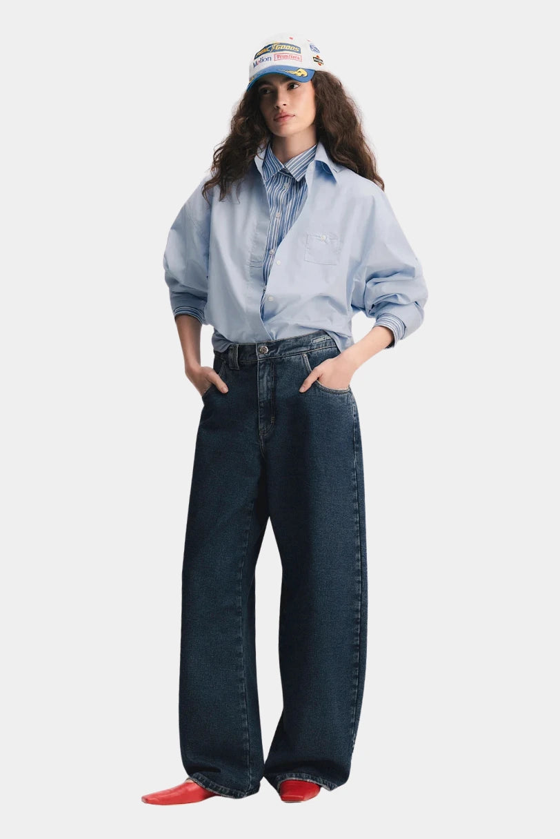 Calça Room Francesca jeans azul lavagem média look completo com camisa jeans clara