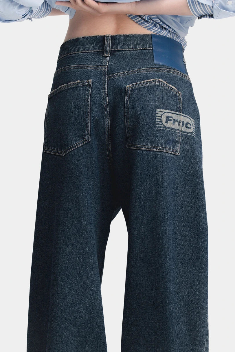 Calça Room Francesca jeans azul lavagem média detalhe do bolso traseiro com etiqueta da marca