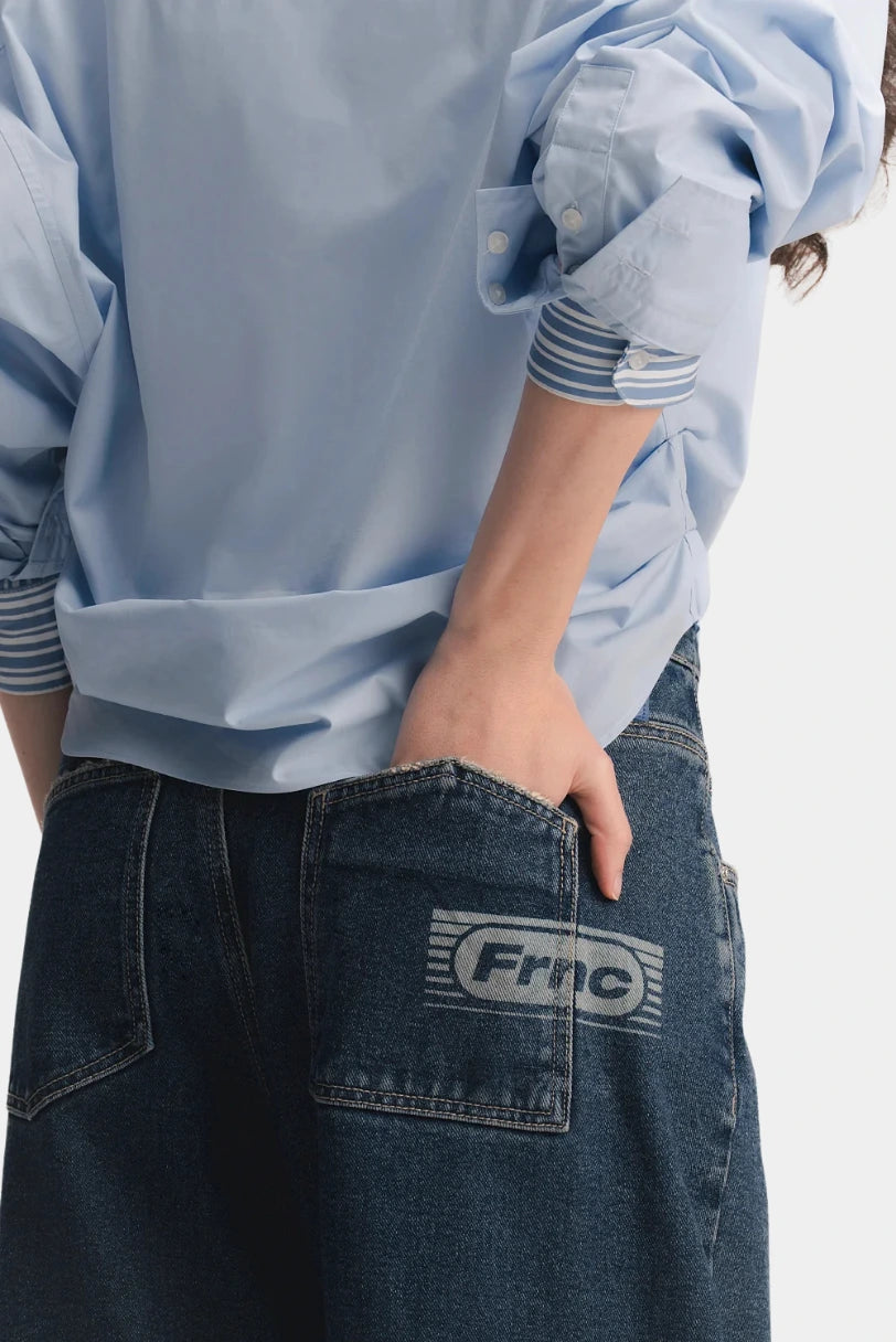 Calça Room Francesca jeans azul lavagem média detalhe do tecido e do acabamento do bolso