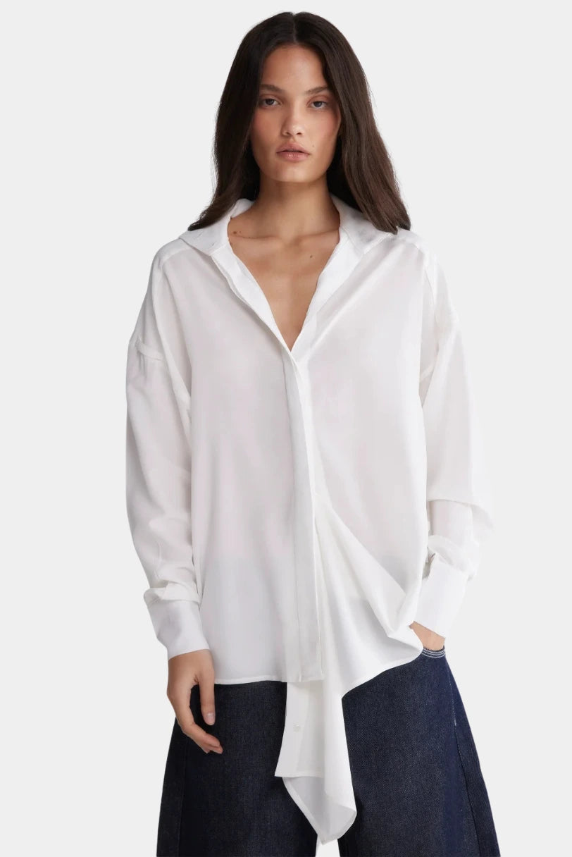 Camisa Attas Francesca off white, detalhe do colarinho e da carcela de botões