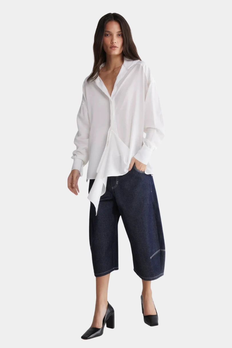Camisa Attas Francesca off white, vista lateral com a barra assimétrica