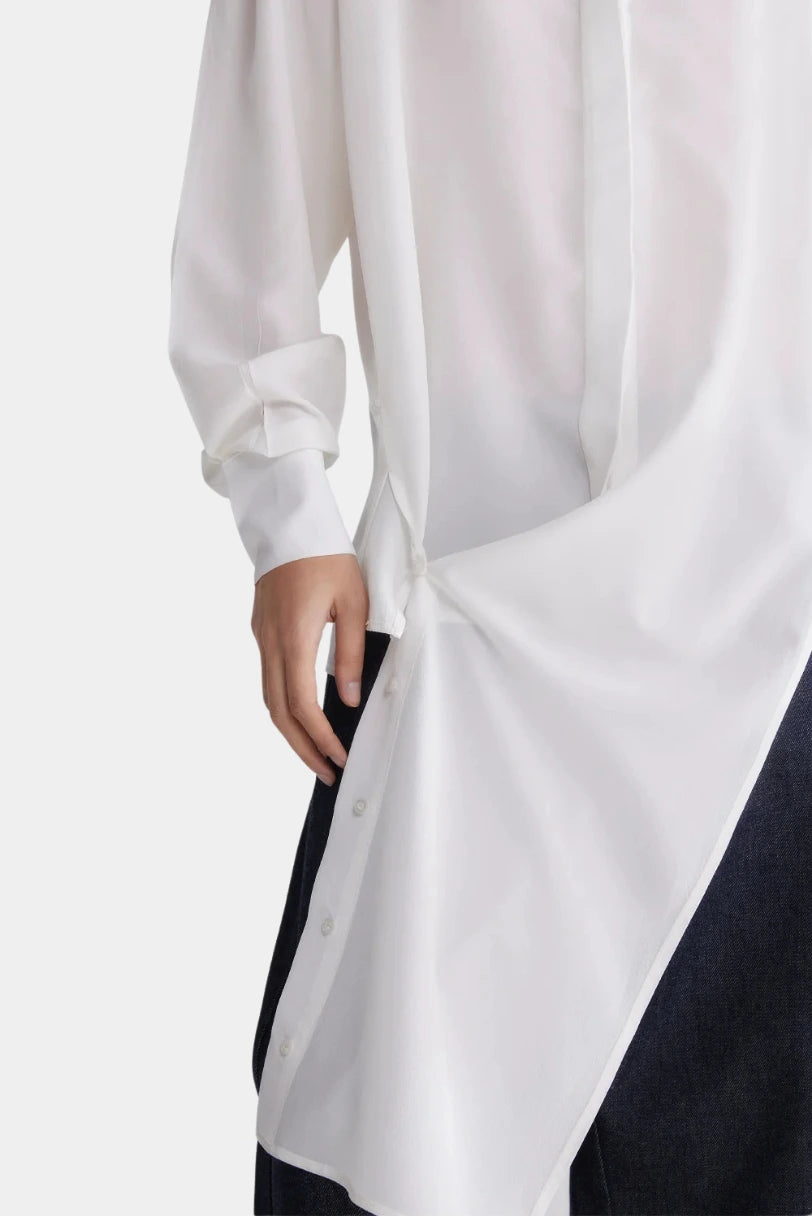 Camisa Attas Francesca off white, detalhe do punho e do caimento da barra alongada