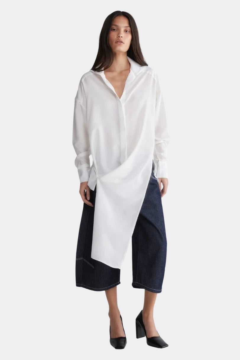 Camisa Attas Francesca off white em look completo, vista de perfil