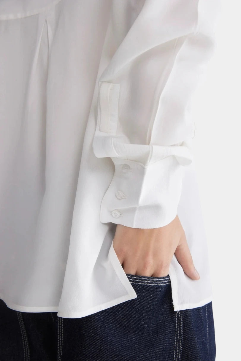 Camisa Attas Francesca off white, detalhe da barra assimétrica alongada