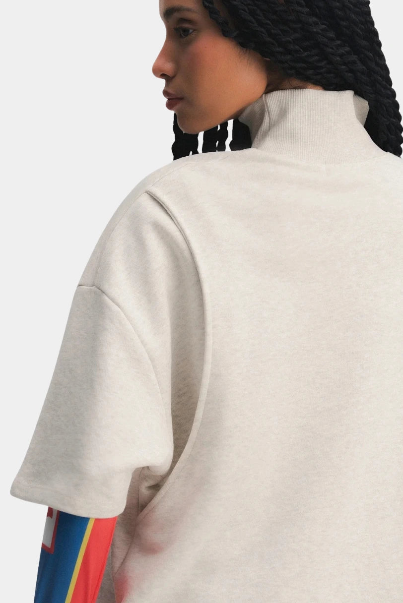 Camiseta Nor Francesca bege, detalhe das costas e do ombro deslocado