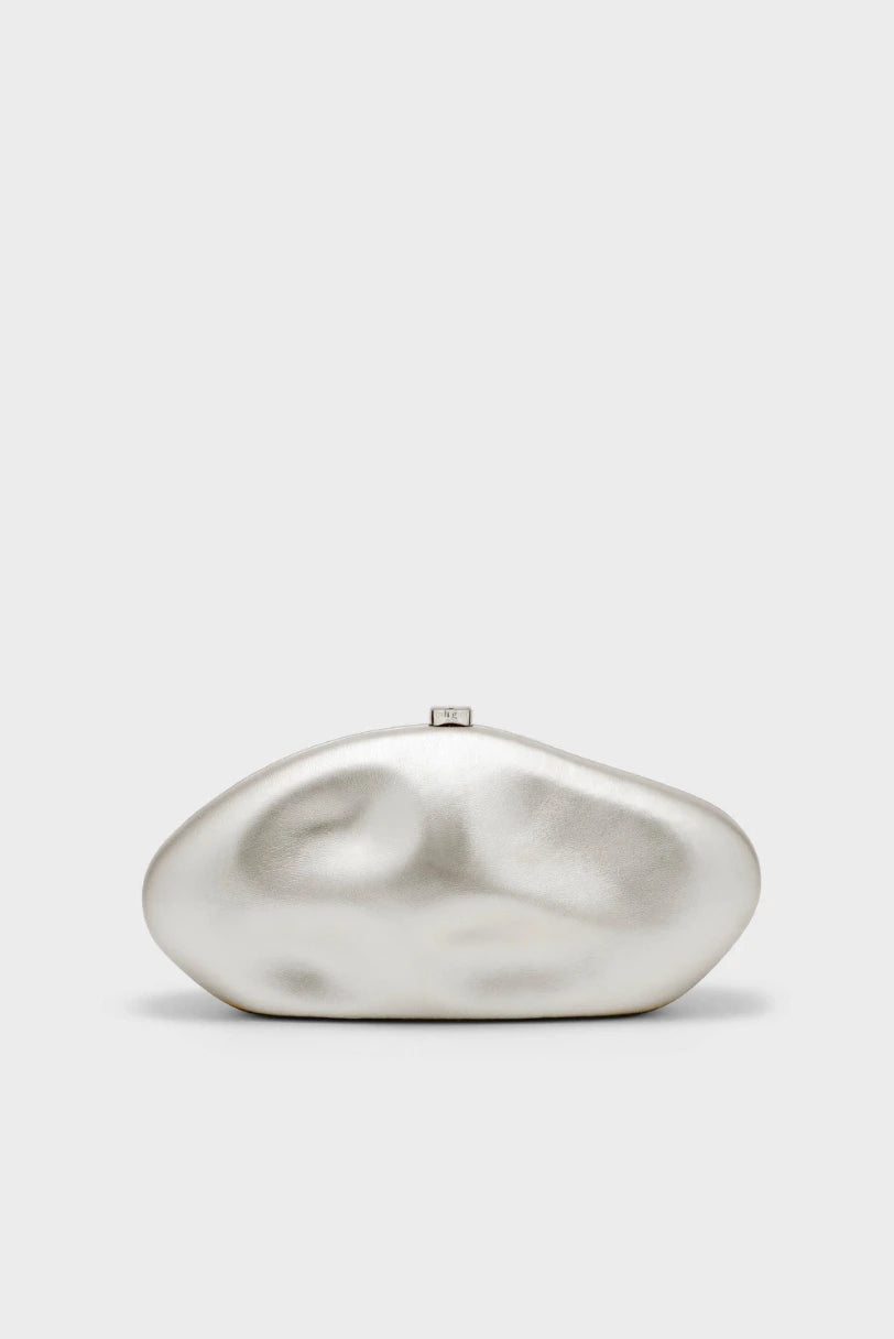 Clutch Caldera Cult Gaia prata em couro com formato escultural e fecho de clique