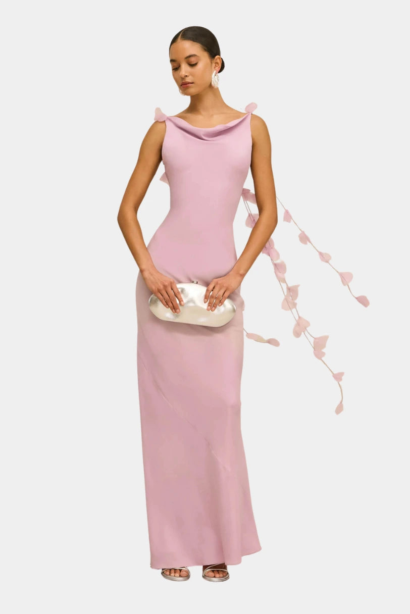 Clutch Caldera Cult Gaia prata em look completo com vestido longo rosa