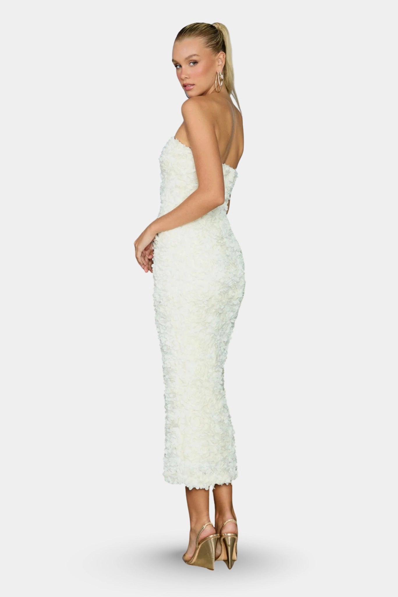 Vista lateral do Vestido Midi Yolanda off white com modelagem ajustada e textura floral