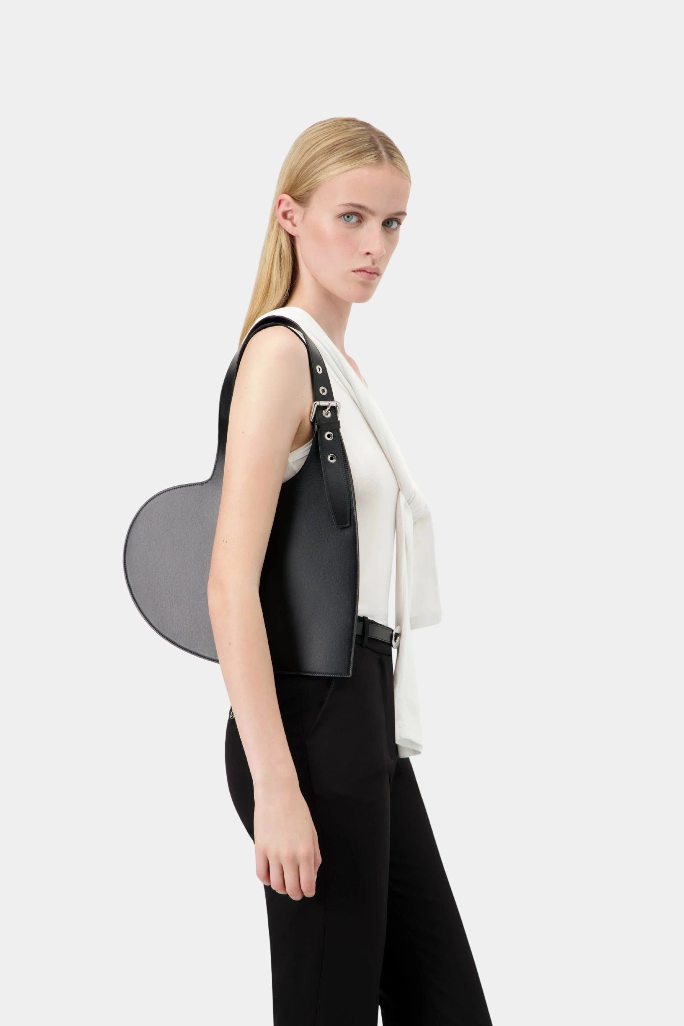 Modelo usando bolsa tote preta Coperni Heart Mini de ombro