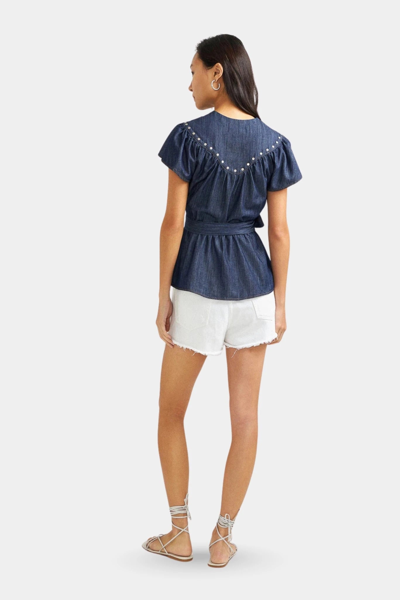Short Urban L•Dnim em denim branco com bolsos traseiros e acabamento desfiado