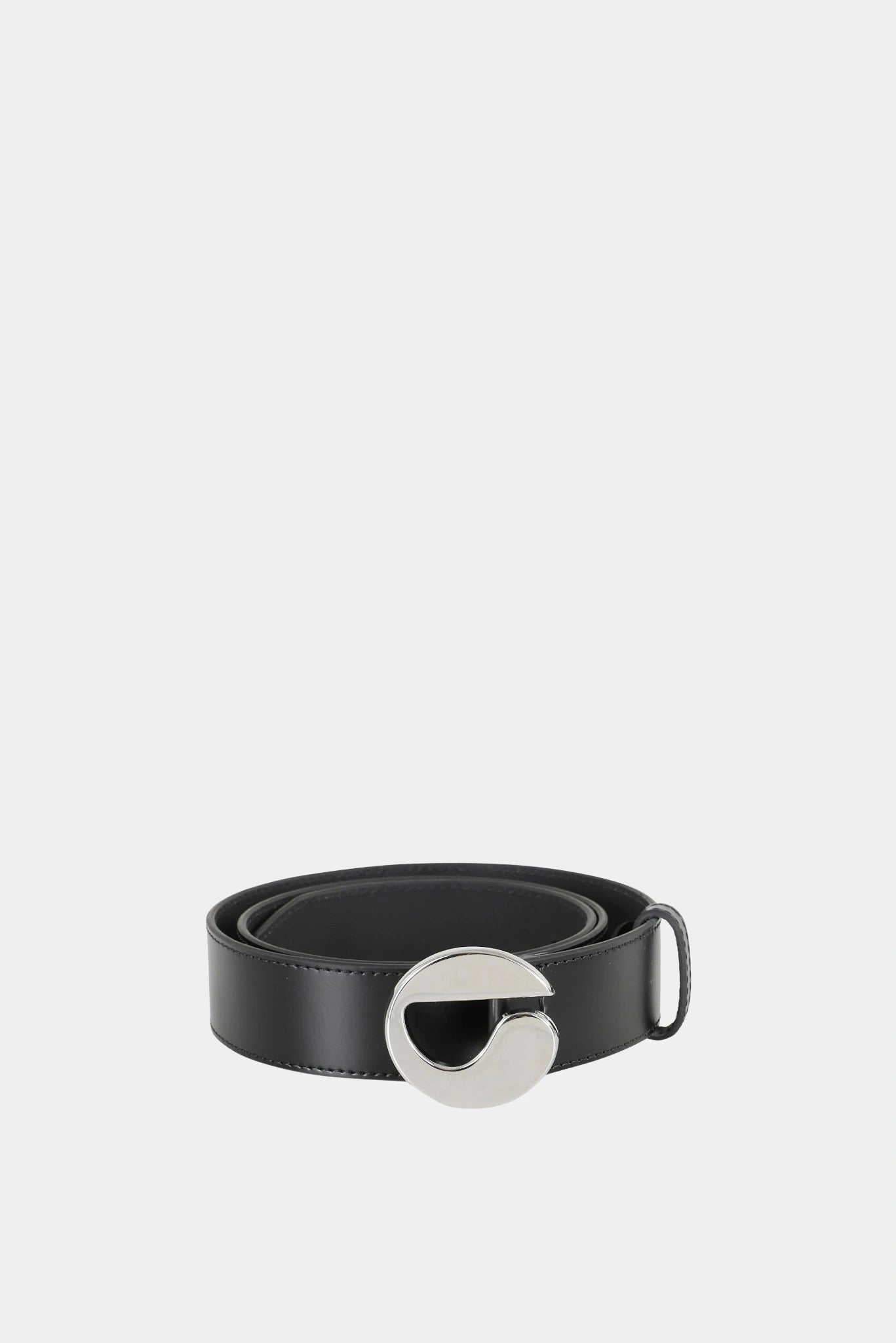 Cinto de couro preto Coperni com fivela prateada escultural e acabamento minimalista