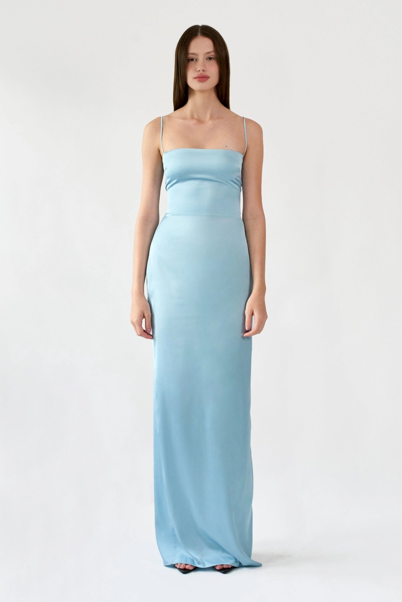 Modelo usando Vestido de Festa Longo Lune MR azul claro com alças finas
