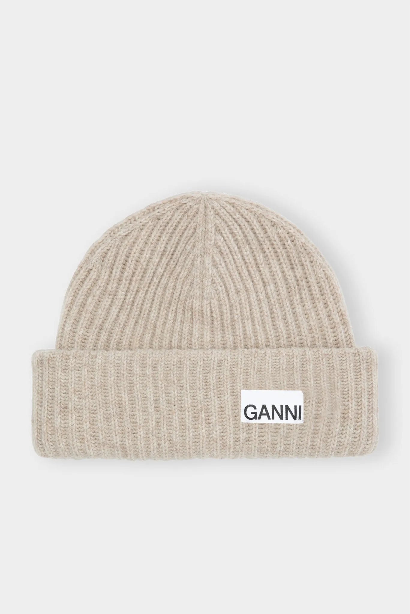 Gorro Ganni em tricô canelado bege com barra dobrada e etiqueta frontal