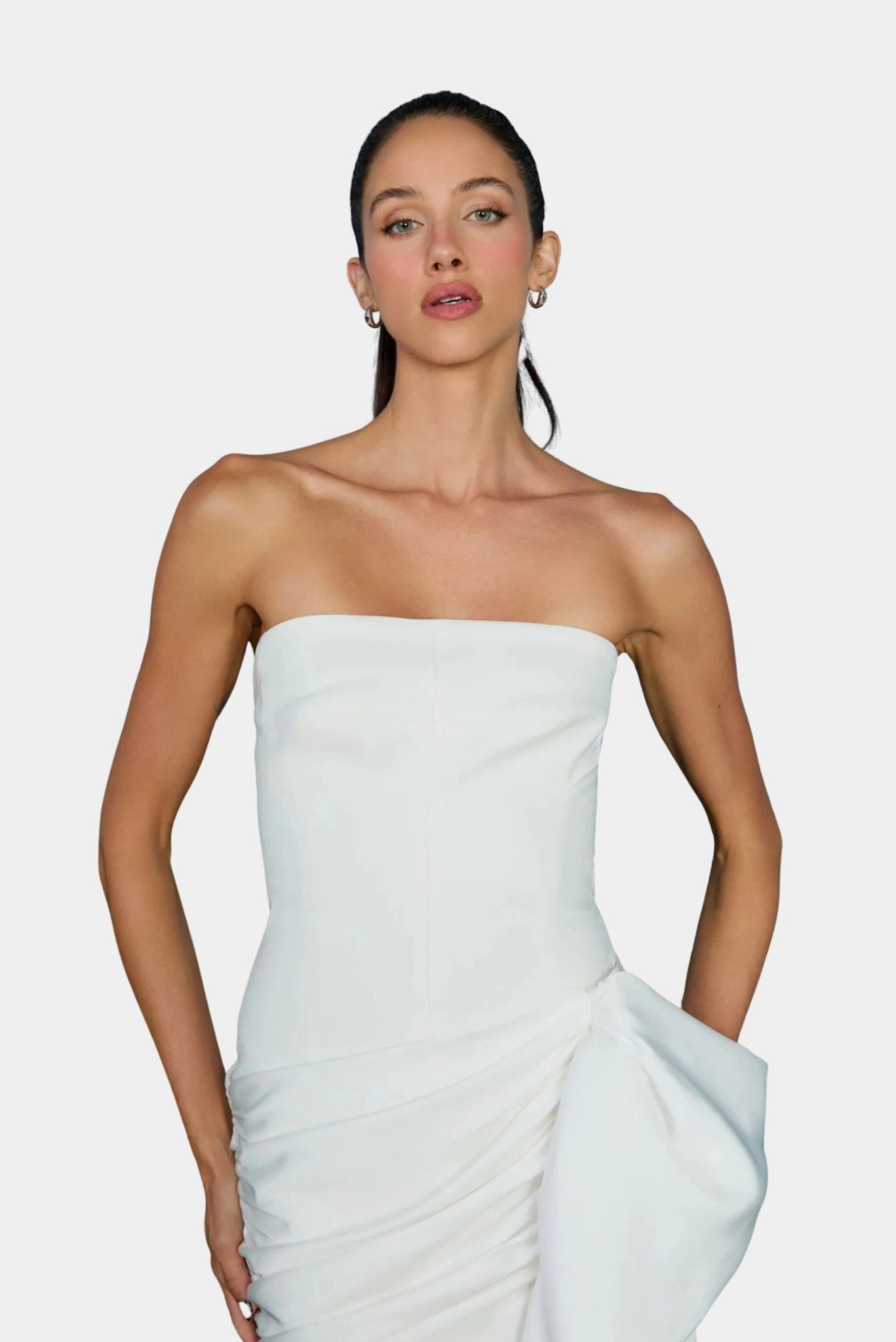 Detalhe do vestido Paola Drapeado Fabulous off white com tomara que caia estruturado
