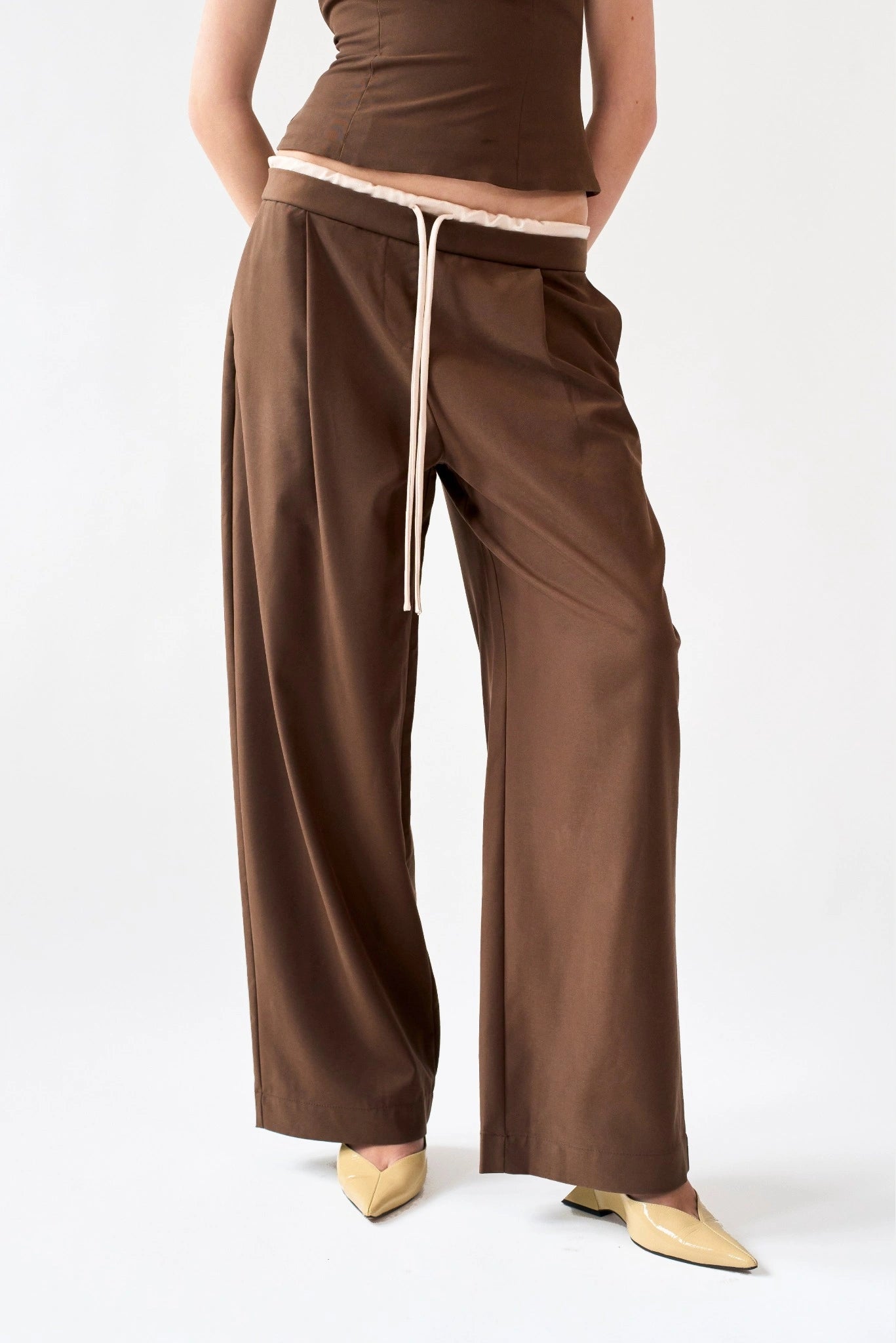 Calça alfaiataria ampla marrom Kylie MR com bolsos laterais e cintura baixa