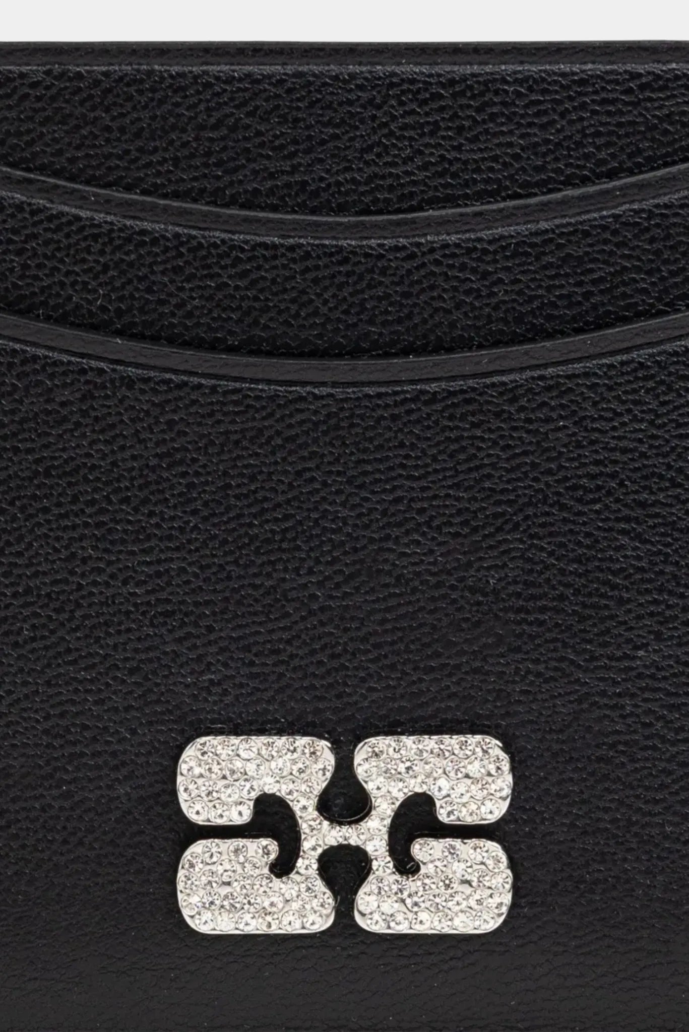 Detalhe do Porta Cartão Strass Ganni preto com logo metálico cravejado de strass