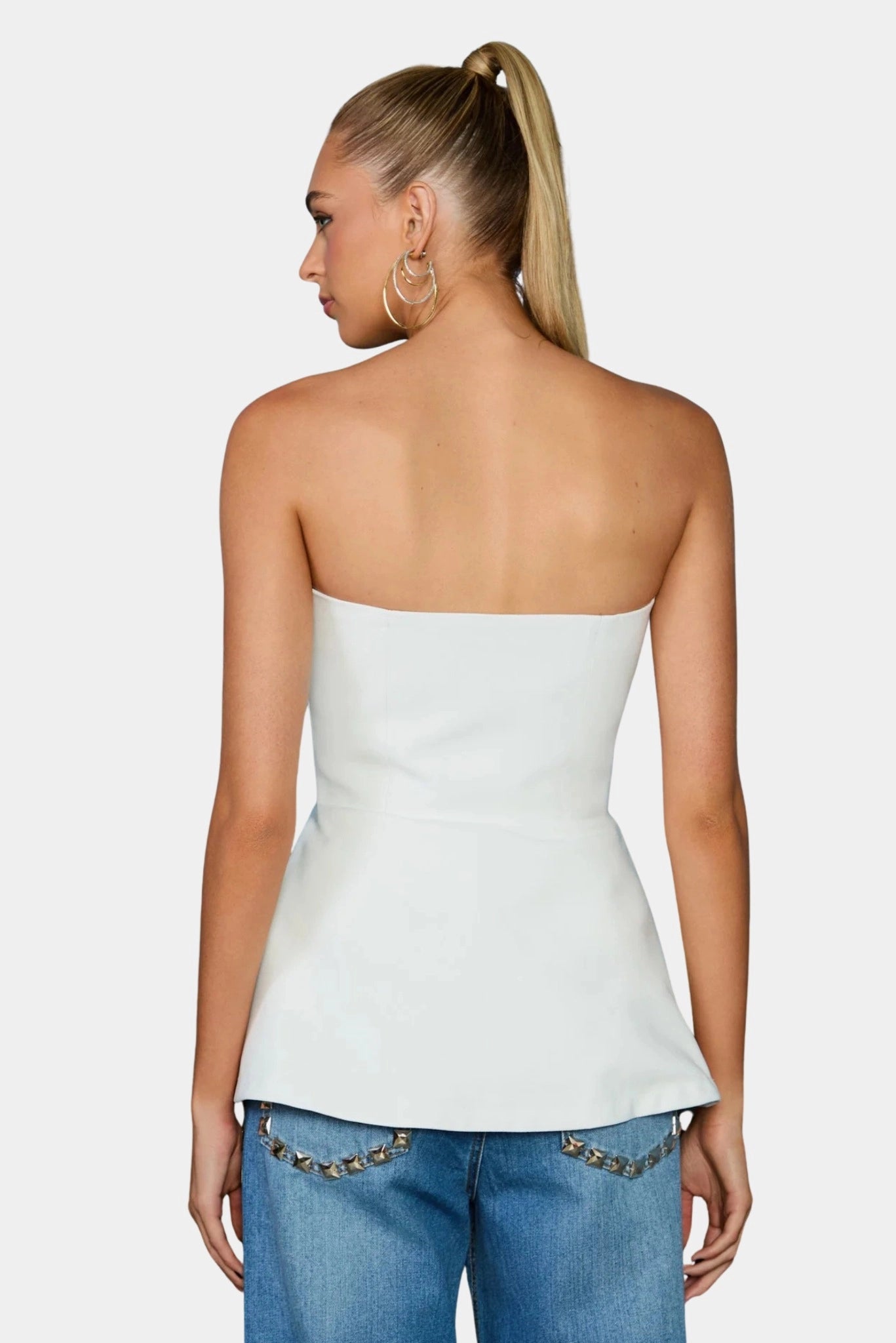 Vista traseira da Blusa Tyra Fabulous off white com modelagem acinturada e peplum