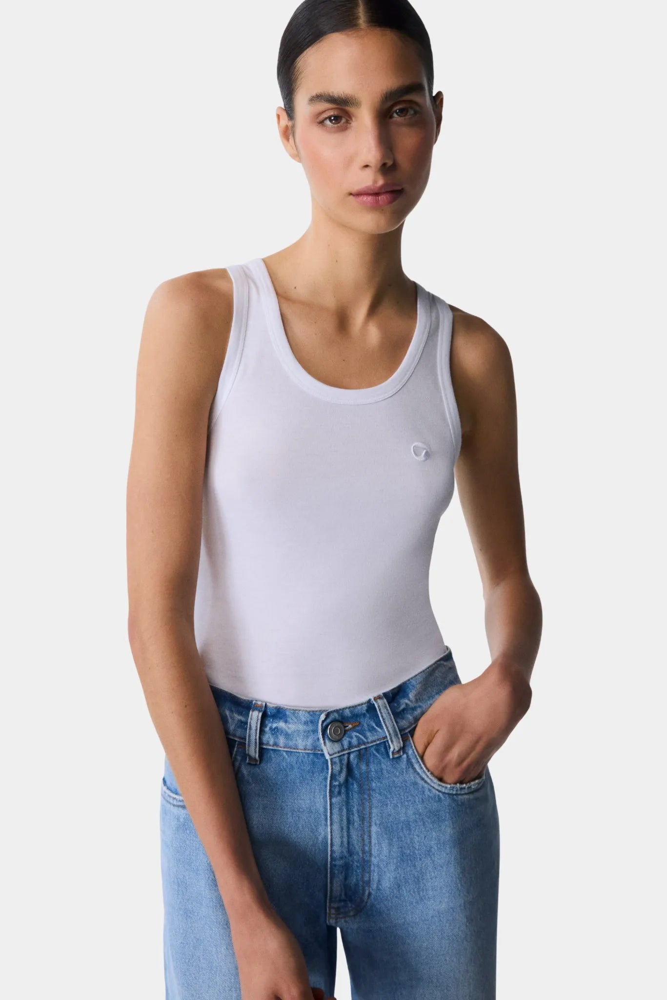 Close de regata branca Coperni em malha canelada com logo discreto