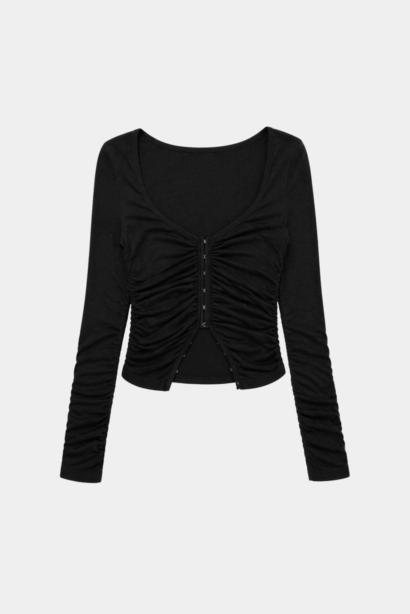 Blusa preta de mangas longas com drapeado frontal e fechamento central