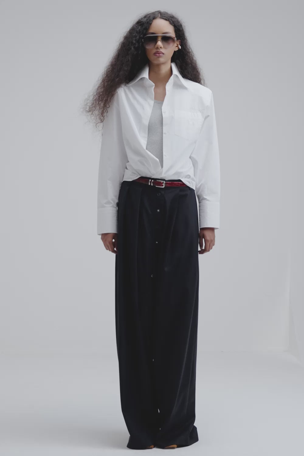 Camisa Tailored feminina em vídeo com demonstração do caimento e detalhes da peça