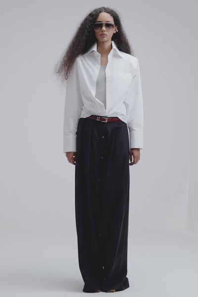 Camisa Tailored feminina em vídeo com demonstração do caimento e detalhes da peça