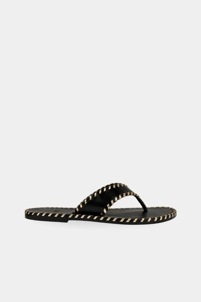 Rasteira Flat Aruba MR preta de couro com tira de dedo e trançado dourado, vista lateral