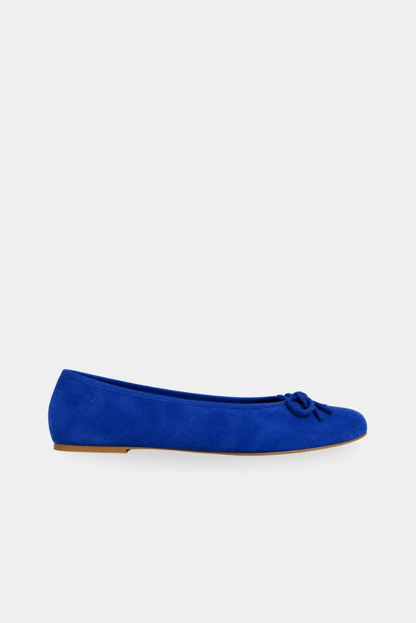 Sapatilha Camurça Bow MR azul com laço frontal, vista lateral