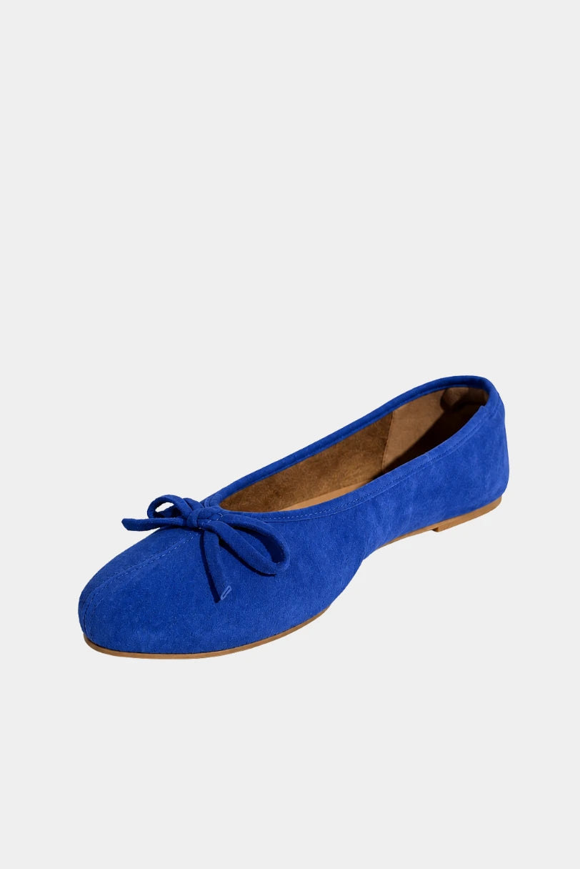 Sapatilha Camurça Bow MR azul em vista três quartos, com costura frontal