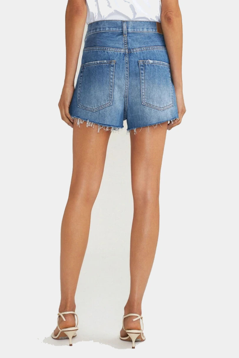 Shorts Crossover LDnim jeans médio visto de costas na modelo