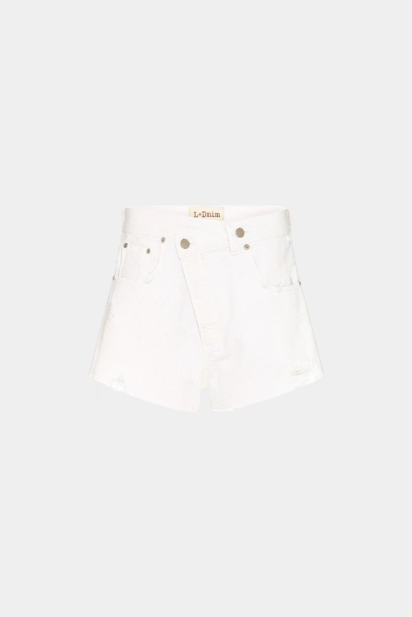 Shorts Crossover LDnim em white denim, com cós transpassado e barra desfiada