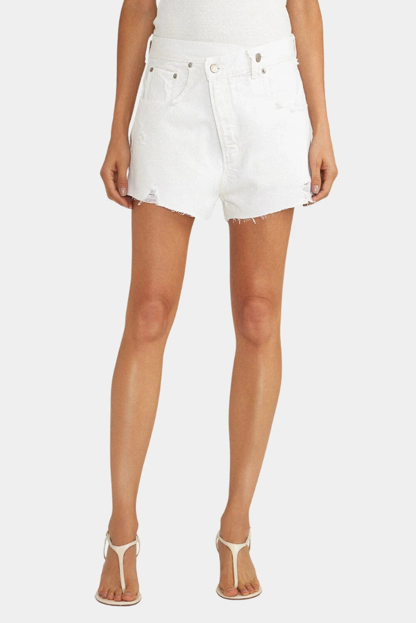 Shorts Crossover LDnim branco visto de frente na modelo, mostrando o comprimento