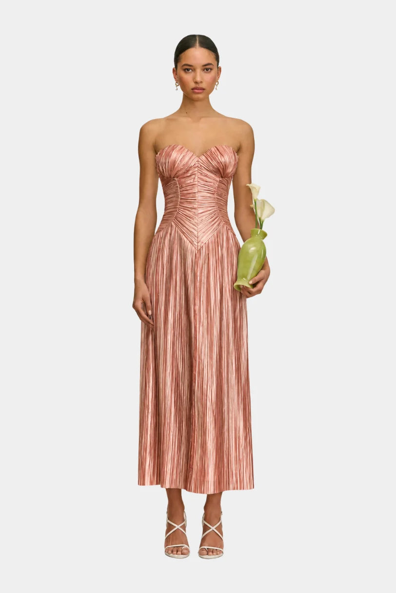 Modelo usando vestido Ashika Cult Gaia rosa metálico, vista frontal