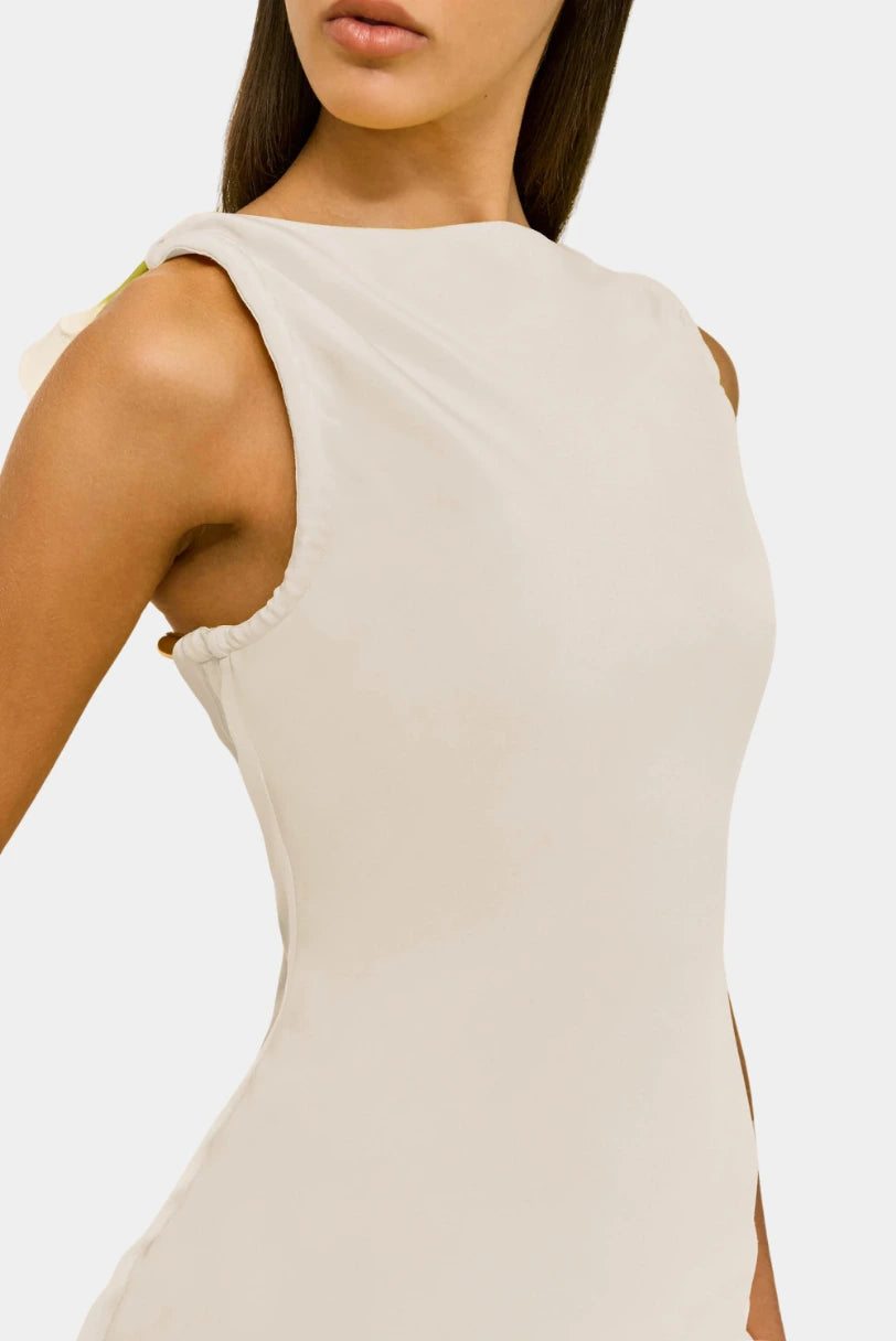 Vestido Celestina Cult Gaia off white em vista lateral com caimento ate o chao