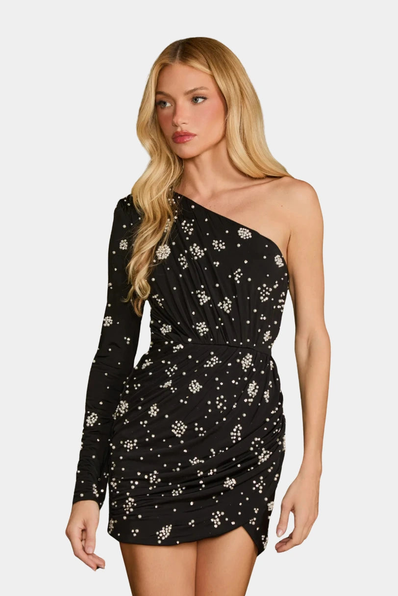 Vestido Curto Madson Drapeado Fabulous preto com drapeado franzido no corpo e barra assimetrica