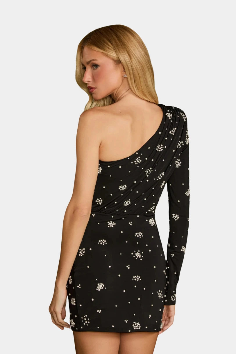 Vestido Curto Madson Drapeado Fabulous preto em vista lateral com ombro descoberto