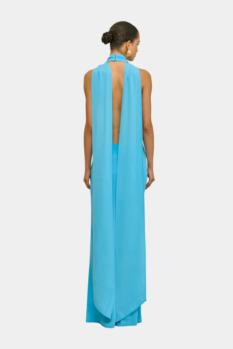 Vestido Doe Cult Gaia azul de corpo inteiro com a faixa caindo nas costas