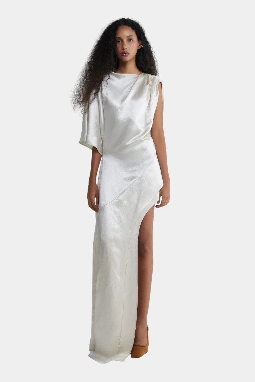 Vestido Ether Francesca cru longo assimétrico acetinado com fenda lateral