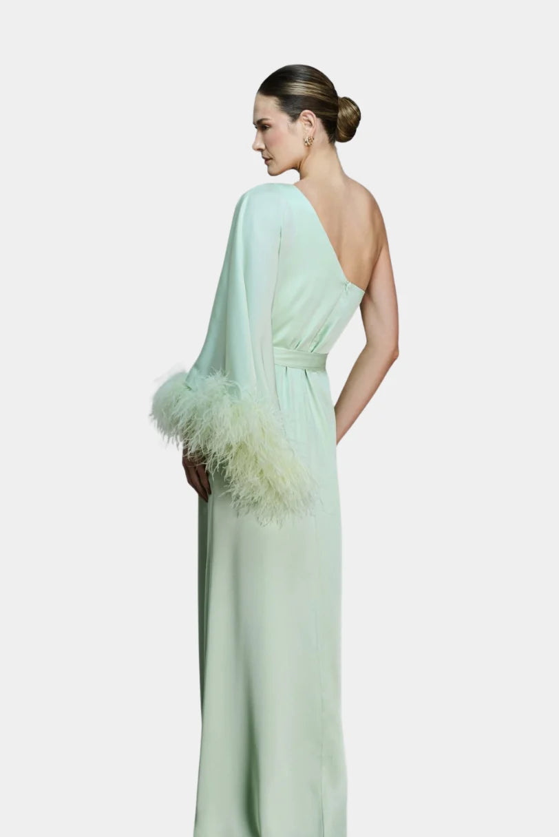Modelo com vestido longo verde menta manga única e plumas Fátima Scofield - costas