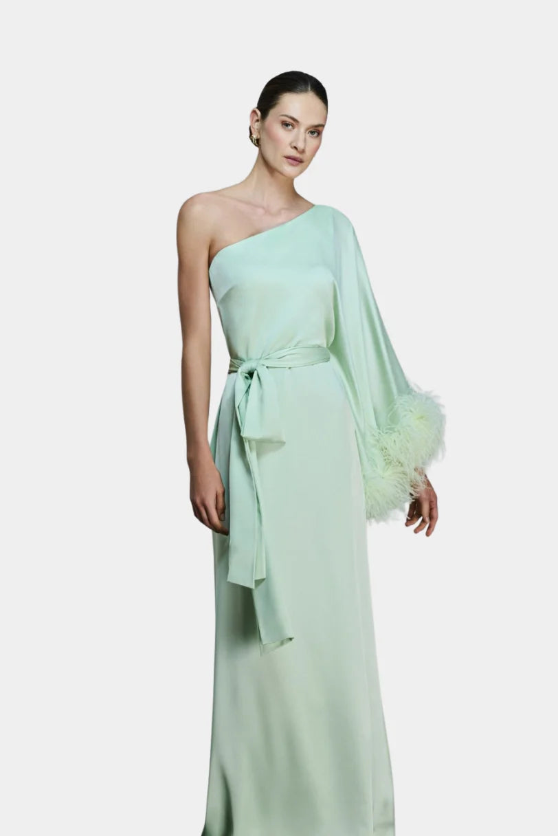 Modelo com vestido longo verde menta manga única e plumas Fátima Scofield - frente
