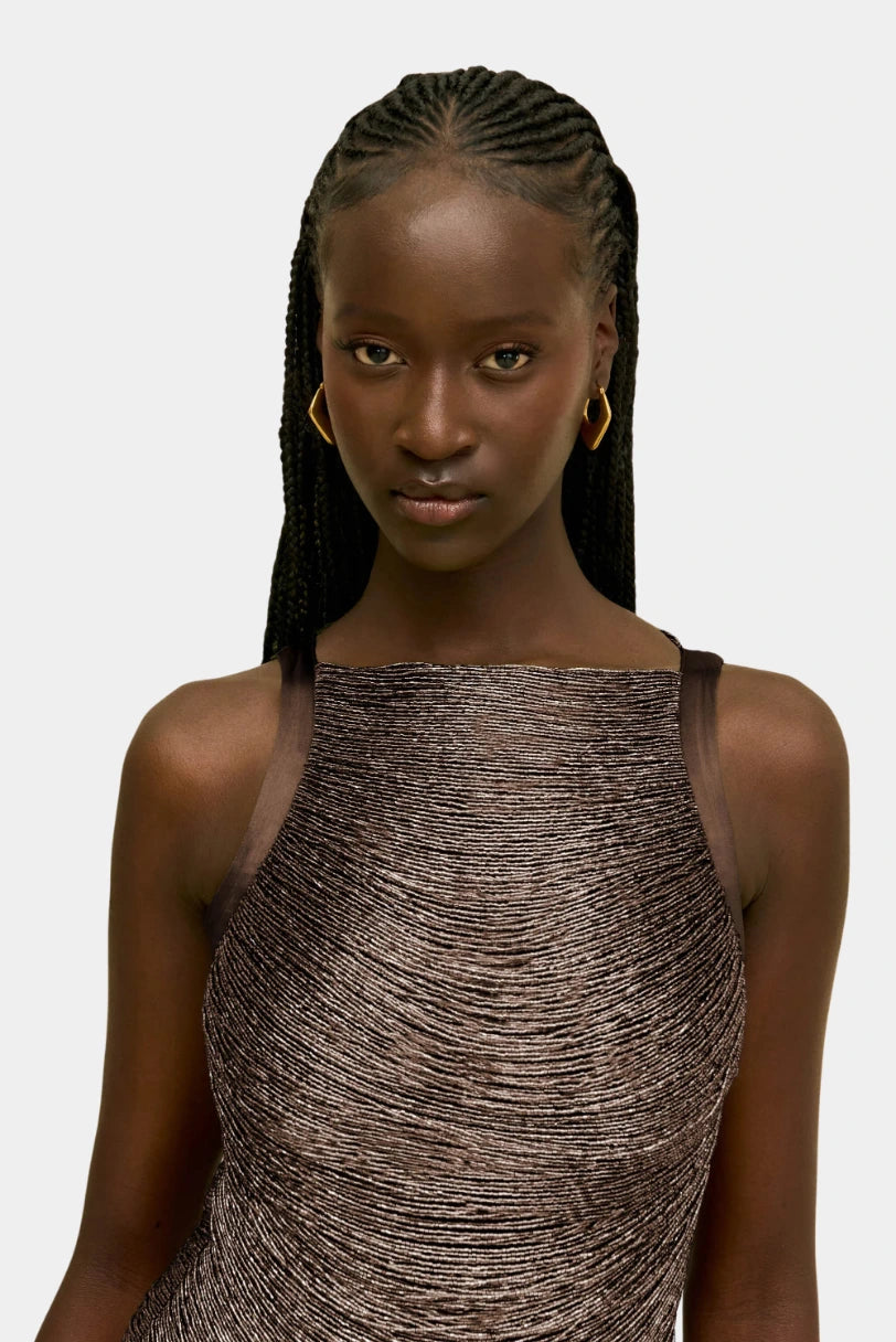Detalhe do decote barco e das contas de vidro do Vestido Madison Cult Gaia marrom