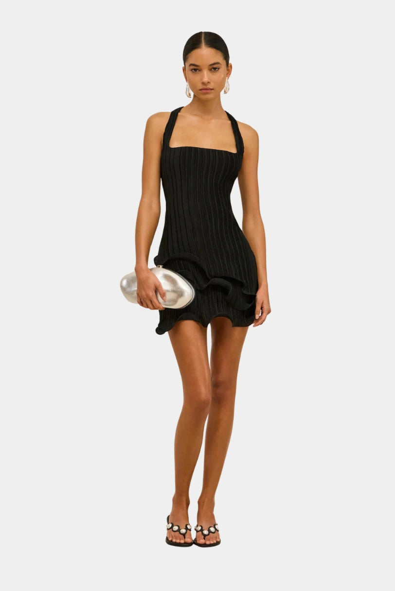 Vestido Curto Marsa Cult Gaia preto em plissado com barra em babado