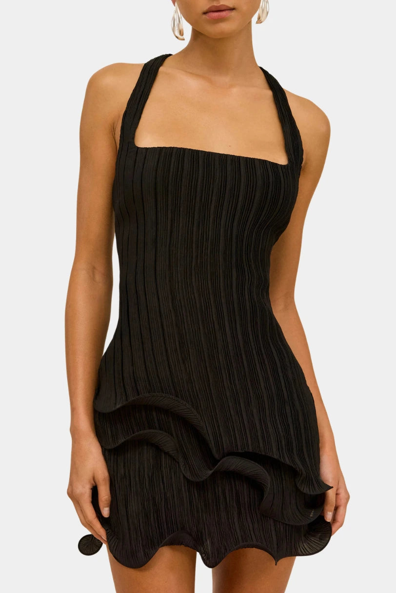 Vestido Marsa Cult Gaia preto de corpo inteiro com o plissado em destaque