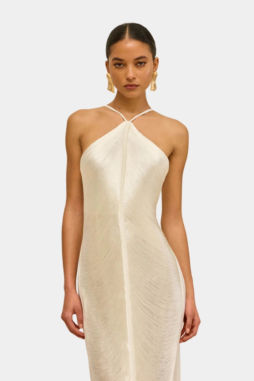 Vestido Renata Cult Gaia off white em vista lateral com as camadas de franja