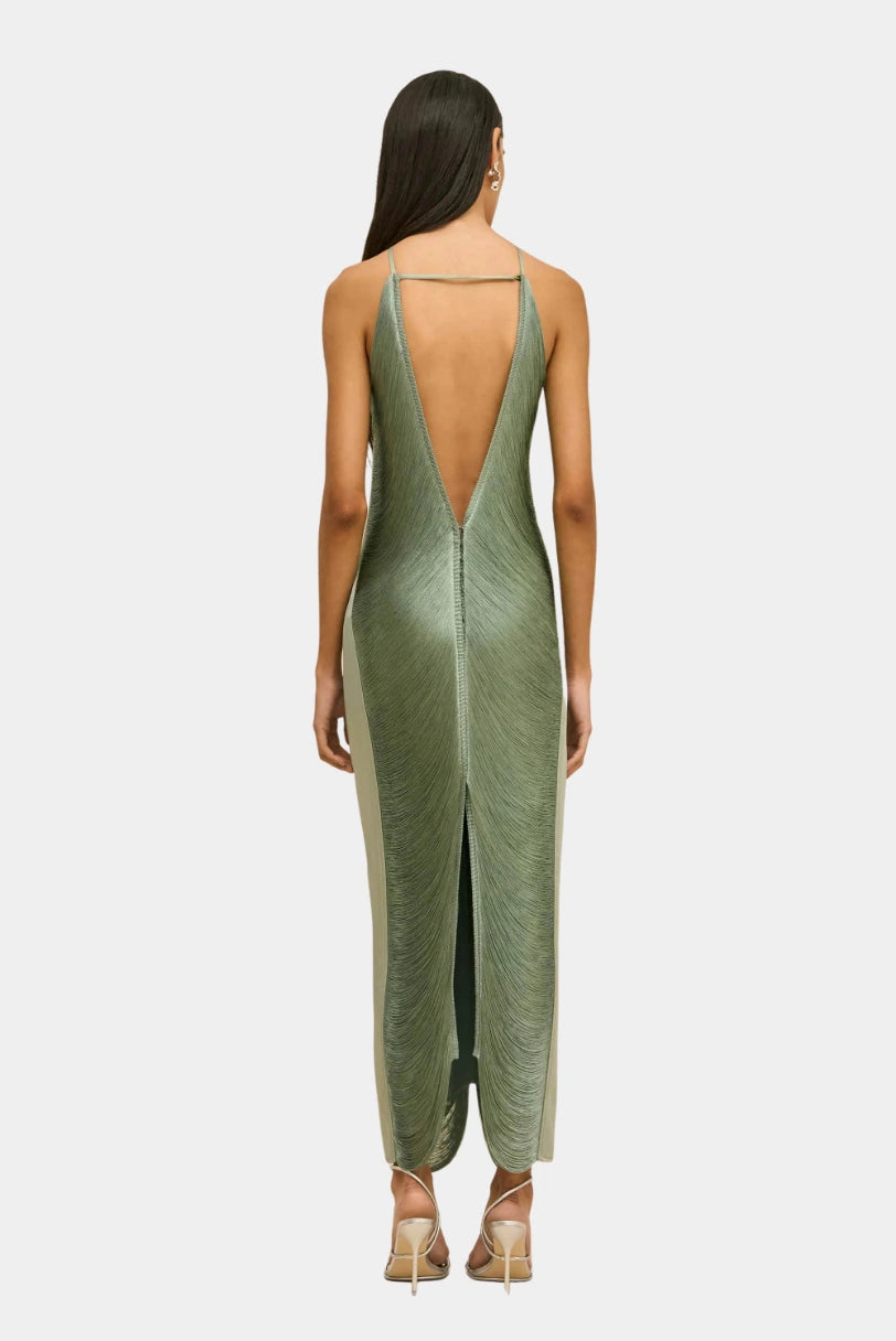 Costas abertas em V profundo e fenda traseira do Vestido Renata Cult Gaia verde menta