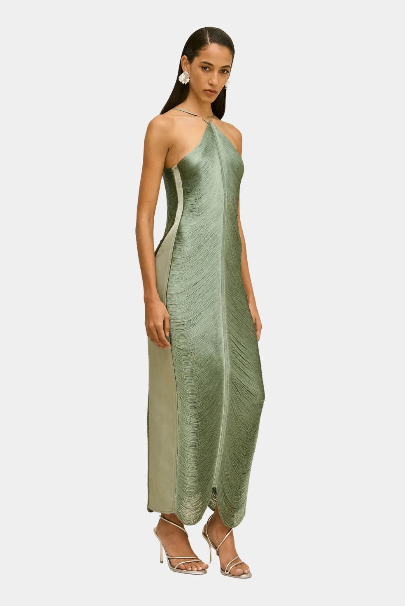 Vestido Renata Cult Gaia verde menta em vista lateral com caimento das franjas