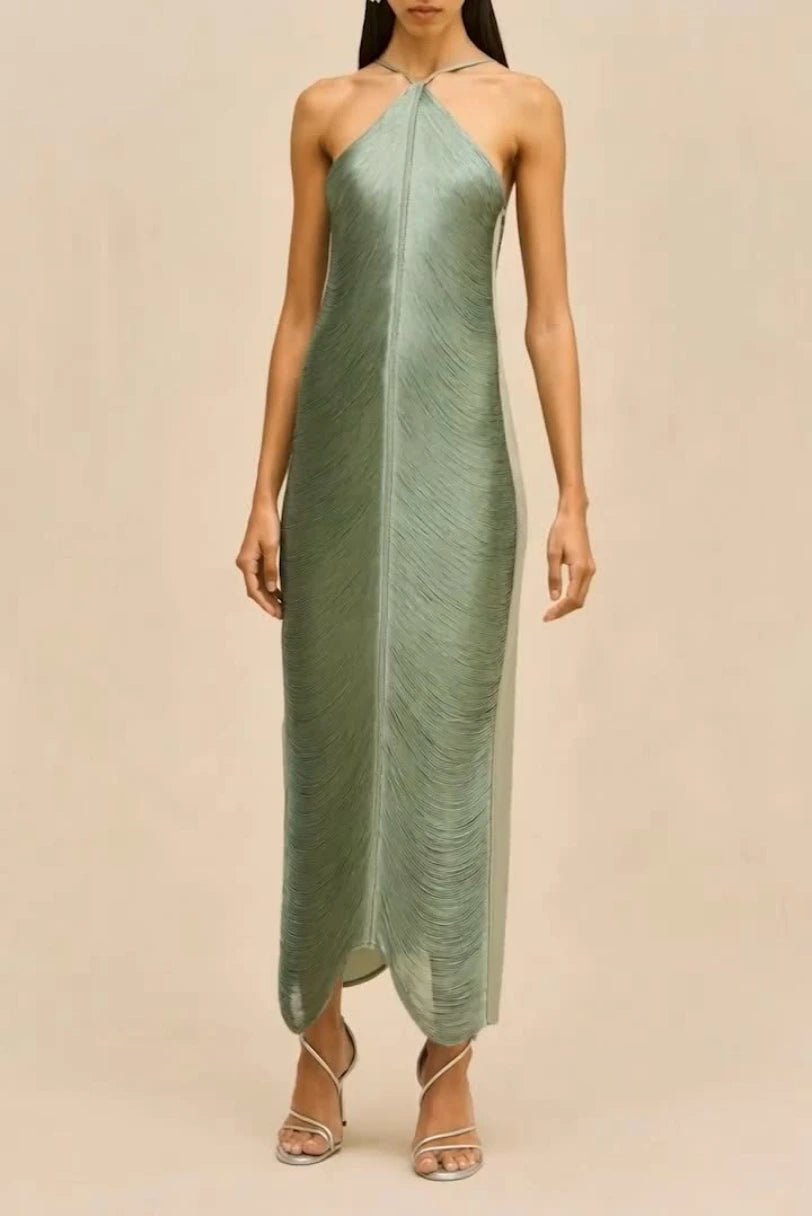 Vestido Renata Cult Gaia verde menta em movimento mostrando as camadas de franja
